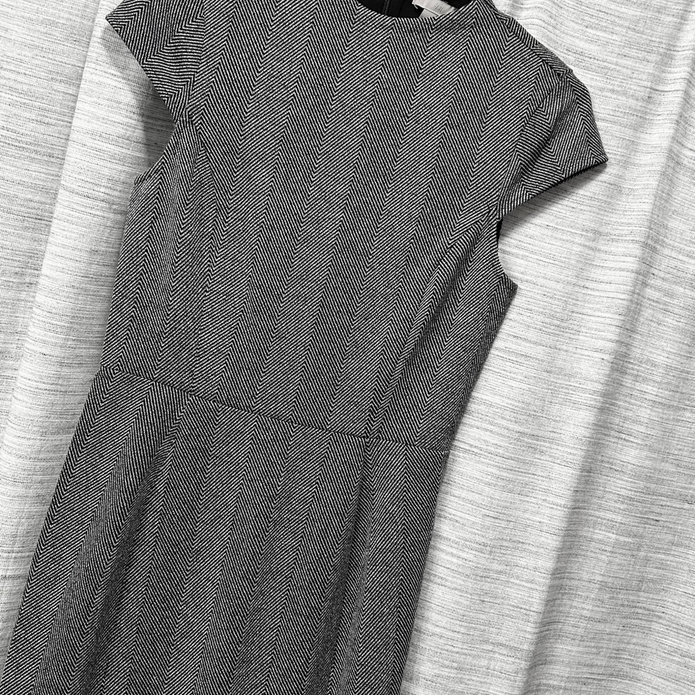 H&M Black and white Chevron Midi Dress size small like new condition